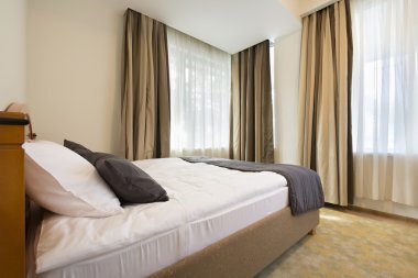 bir adet Çift Kişilik Yatak otel odasında iç