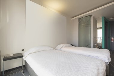 Sabahları ikiz otel yatak odası iç