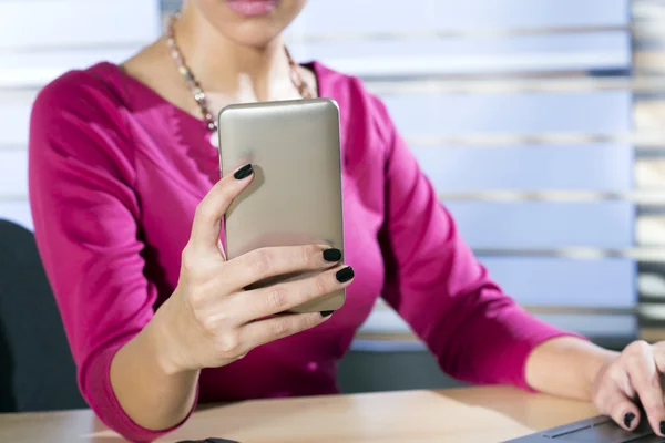 Vrouw met een telefoon op het werk — Stockfoto