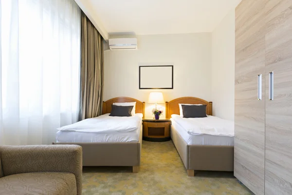 Kahden hengen huone tyylikkäässä hotellissa — kuvapankkivalokuva