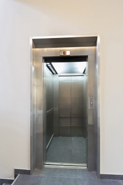 Otel lobisinde diğeriyse asansör kapı