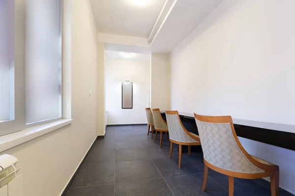 Intérieur du couloir avec chaises — Photo