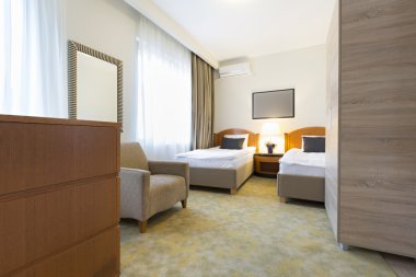 Bir otel dairesinin içinde.