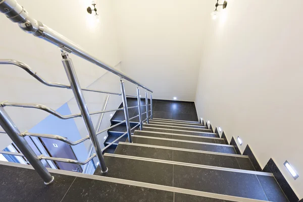 Escalier dans un bâtiment moderne — Photo