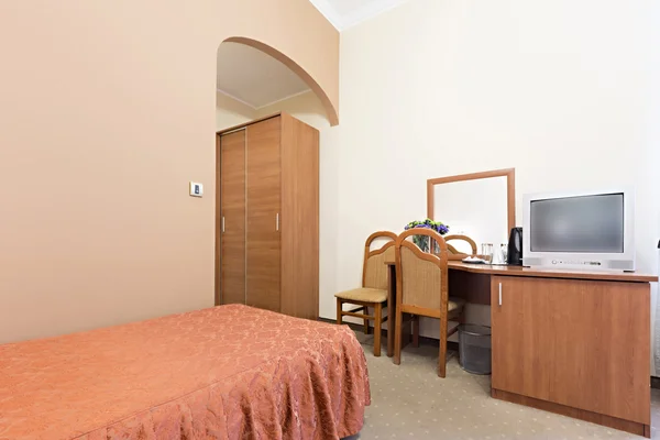 Interior de una habitación de hotel con cama individual —  Fotos de Stock