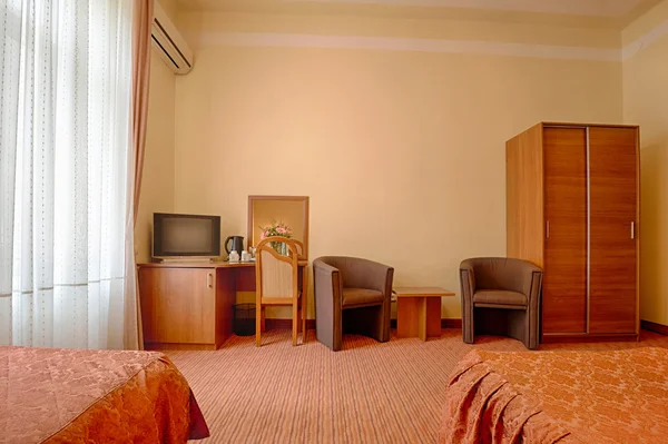 Intérieur d'une chambre d'hôtel à lits jumeaux — Photo