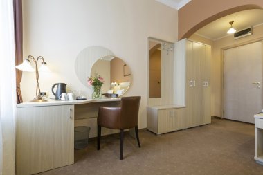Bir otel dairesinin içinde.