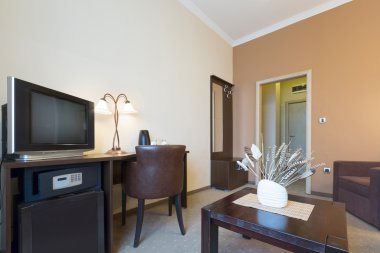 Bir otel dairesinin içinde.