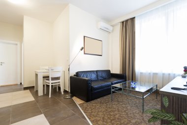 Bir otel dairesinin içinde.