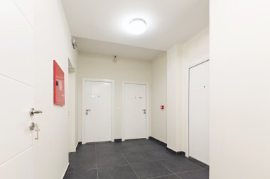 Apartman koridorunda