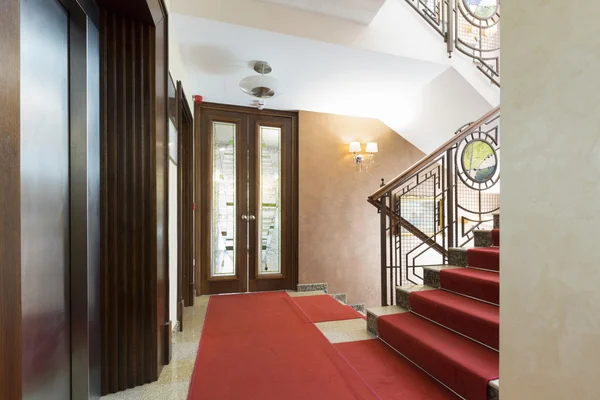 Korytarz ze schodami - wnętrza hotelu — Zdjęcie stockowe