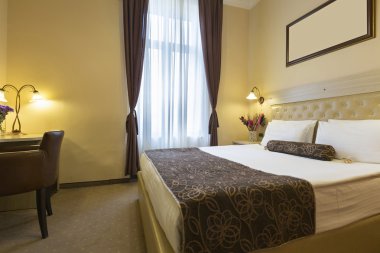 Bir otel odasının içinde.