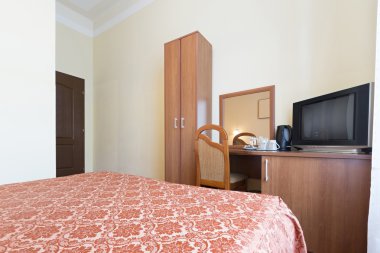 Bir otel odasının içinde.