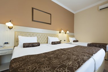 Otel odası ile tek ve Çift Kişilik Yatak