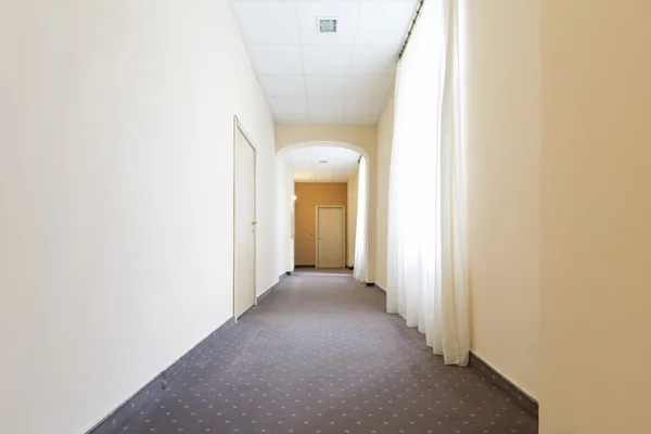 Corridor dans un bâtiment intérieur — Photo