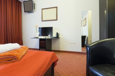 Bir otel odasının içinde.