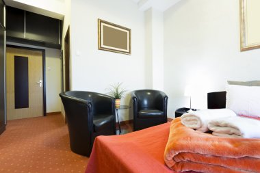 bir adet Çift Kişilik Yatak otel odasında iç