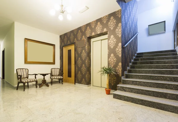 Hotel lobby interior com elevador e escadas — Fotografia de Stock