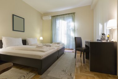 bir adet Çift Kişilik Yatak otel odasında iç