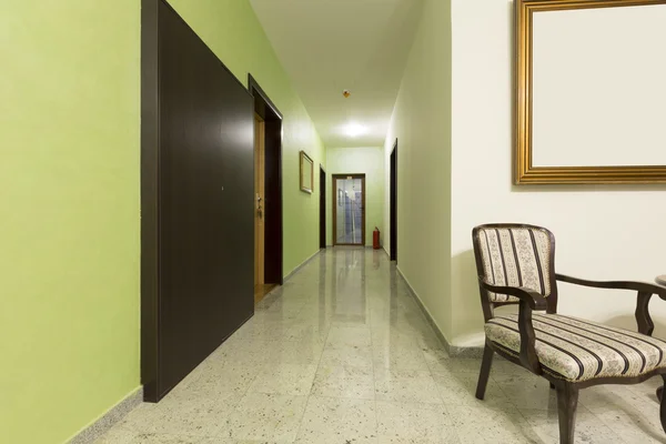 Corredor en un edificio de hotel — Foto de Stock