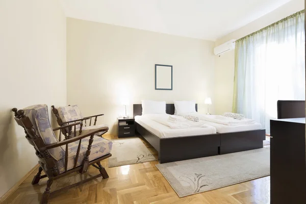 Hotelschlafzimmer Interieur von der Morgensonne beleuchtet — Stockfoto