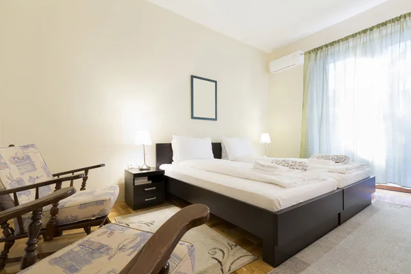 Hotel sovrum inredning upplyst av morgonsolen — Stockfoto
