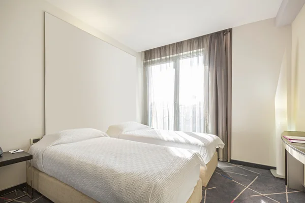 Interieur van een dubbele hotel slaapkamer in de ochtend — Stockfoto