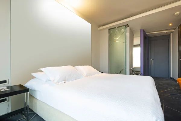 Interieur van een dubbele hotel slaapkamer in de ochtend — Stockfoto