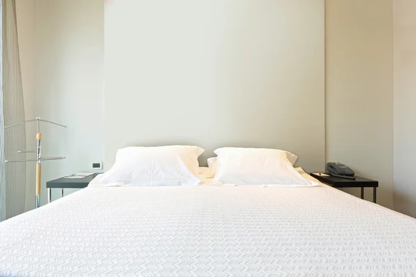 Інтер'єр двомісної спальні готелю вранці, сонячне світло — стокове фото