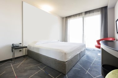 Sabah, güneş ışığı çift otel odasında iç