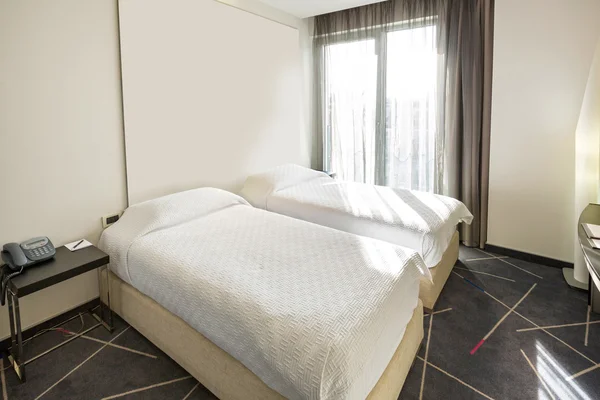 Wnętrze sypialni dwuosobowych hotelu w godzinach porannych, światło słoneczne — Zdjęcie stockowe