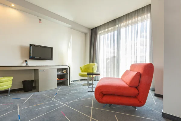 Interior de uma moderna sala de estar do hotel com luz solar — Fotografia de Stock