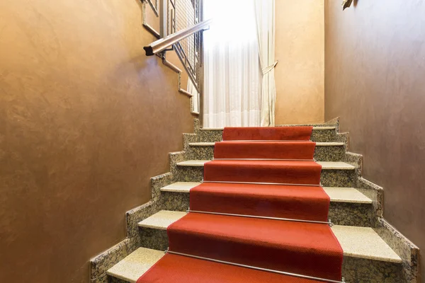 Corredor con escaleras - interior del hotel — Foto de Stock