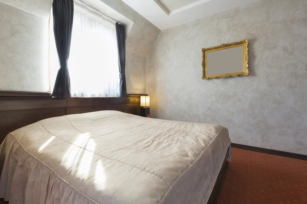 朝、日光のホテルの寝室のインテリア — ストック写真