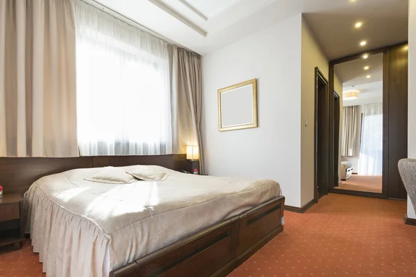 Hotelschlafzimmer von der Morgensonne erleuchtet — Stockfoto