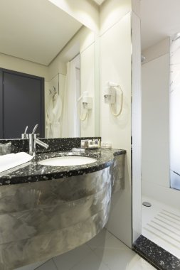 Modern bir tuvaletin içinde.