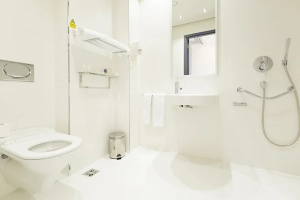 Moderno bagno interno dell'hotel — Foto Stock