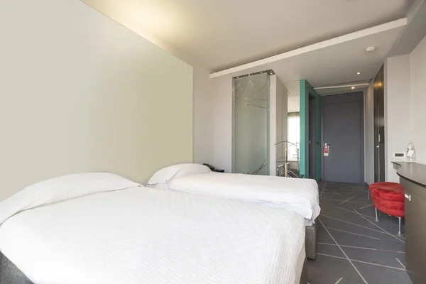 Interiör av en dubbel hotel sovrum på morgonen — Stockfoto