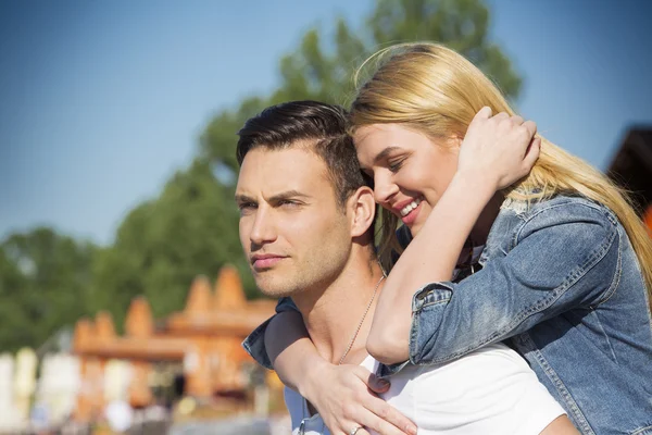 Jeune couple s'amuser en plein air par une journée ensoleillée — Photo