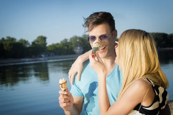 Пара ест мороженое и веселится на пляже — стоковое фото