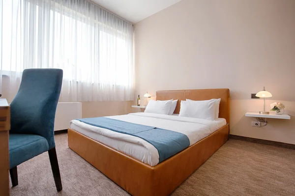 Элегантный интерьер спальни отеля — стоковое фото