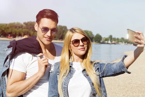 Paar nemen selfie op het strand — Stockfoto