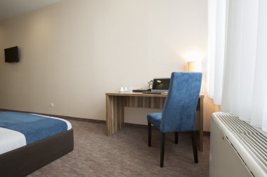 Dizüstü bilgisayar ile yatak odası çalışma masası