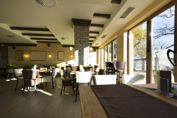 Interior de un hotel restaurante por la mañana, la luz del sol — Foto de Stock