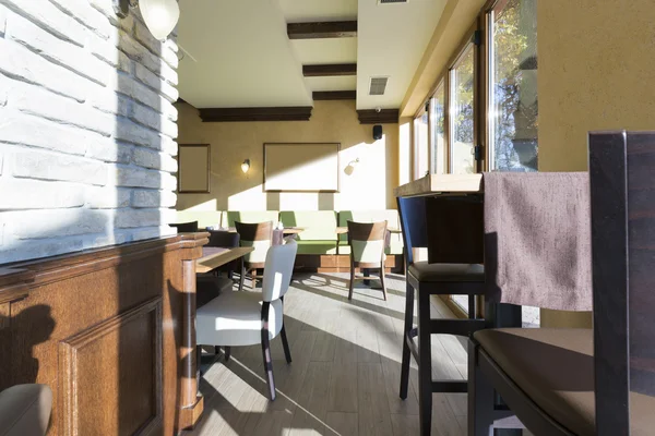 Interior de un hotel restaurante por la mañana, la luz del sol — Foto de Stock