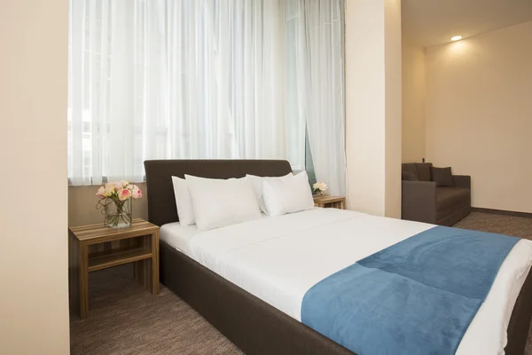 Elegant hotel bedroom interior — Stock Photo, Image