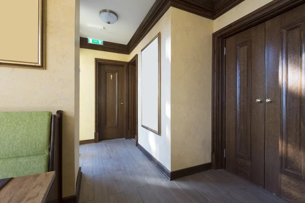 Interior de un hotel restaurante por la mañana, la luz del sol — Foto de Stock