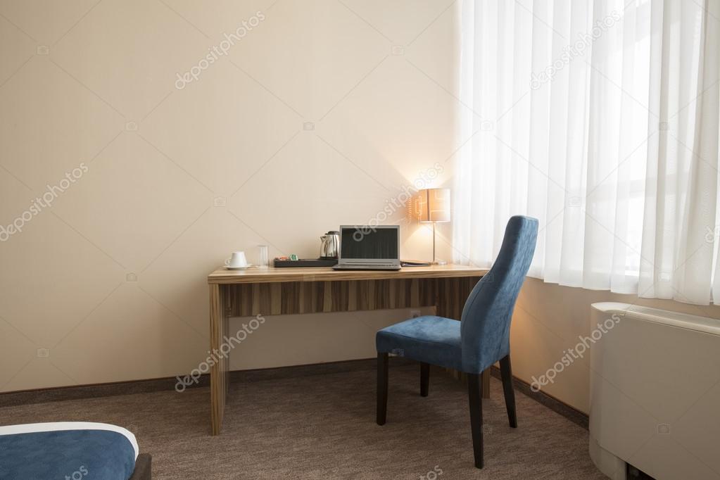 Slaapkamer Bureau met laptop — Stockfoto © rilueda #109268364 Slaapkamer Bureau met laptop — Stockfoto © rilueda #109268364