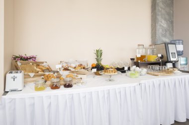 Otel restoranında kahvaltı büfesi