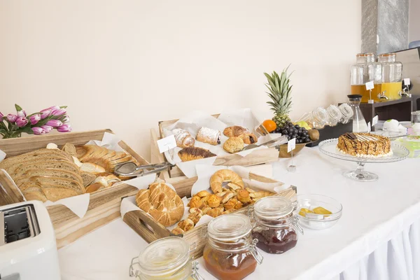 Breakfast buffet in hotel restaurant — Stock Photo, Image